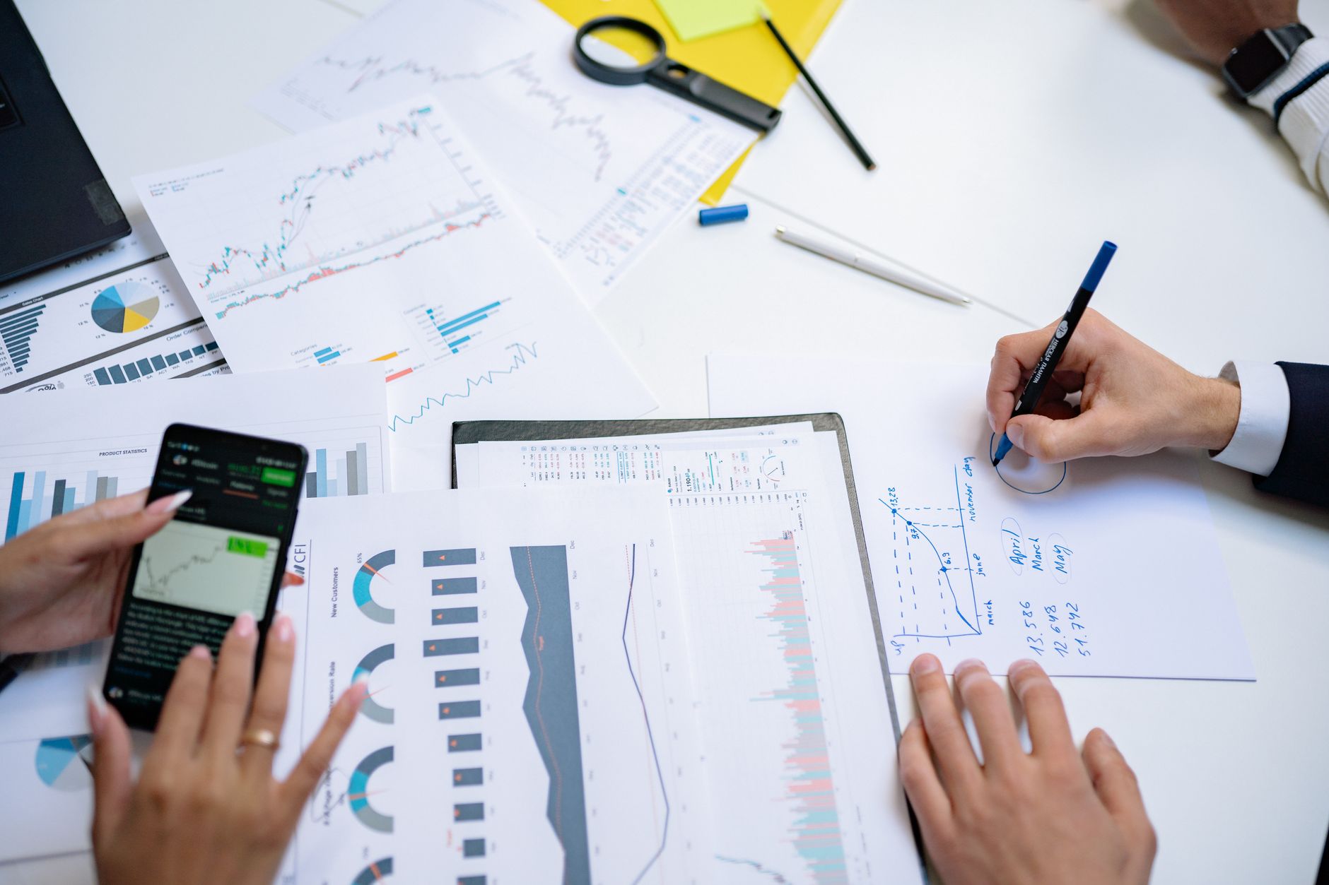 Gráficos económicos ascendentes y flujos de datos digitales que representan el crecimiento y la innovación de la economía estadounidense.
