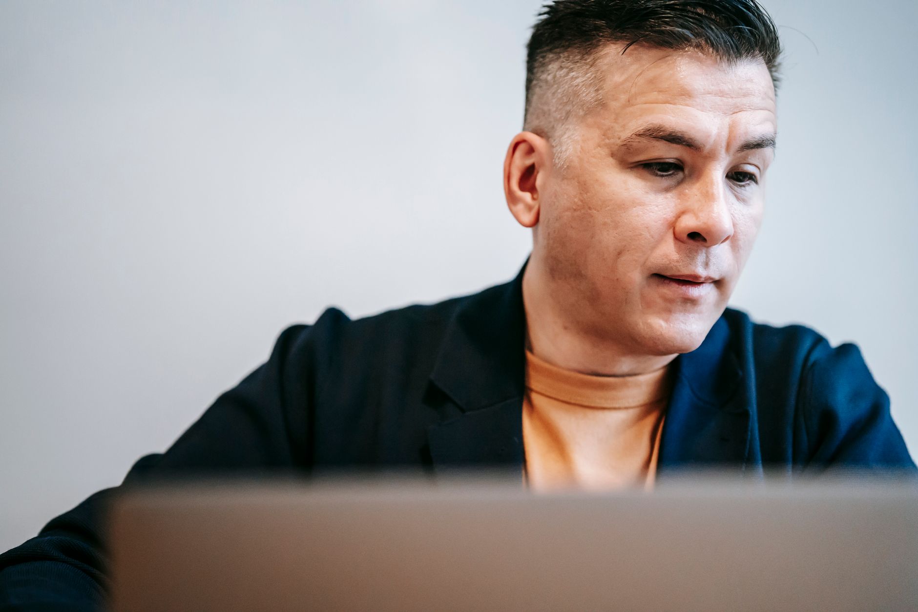 Emprendedor sonriente usando una laptop para publicar su web en la nube con facilidad.