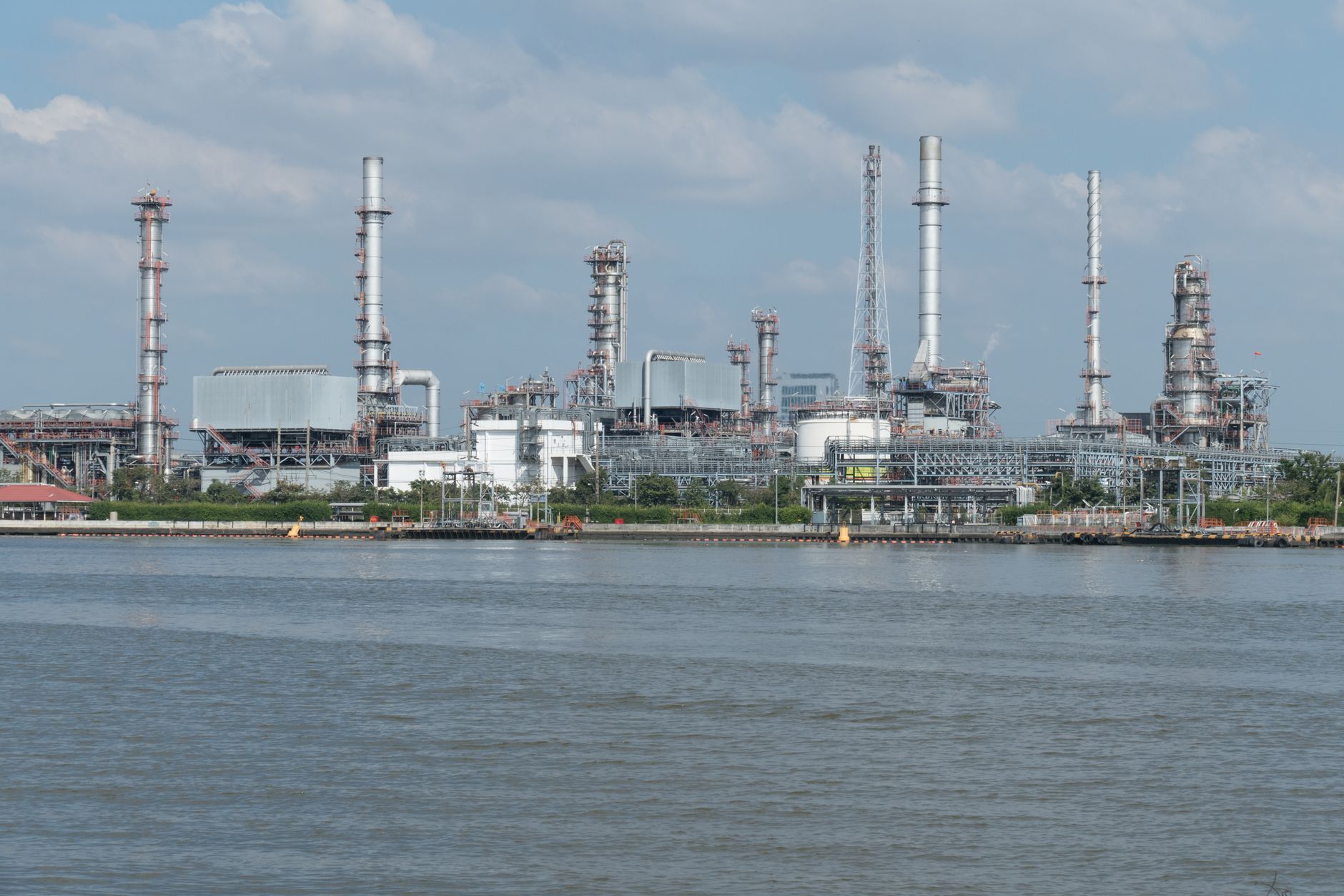 Una vista aérea de la Refinería de Barrancabermeja, Colombia, al atardecer, con sus estructuras iluminadas.