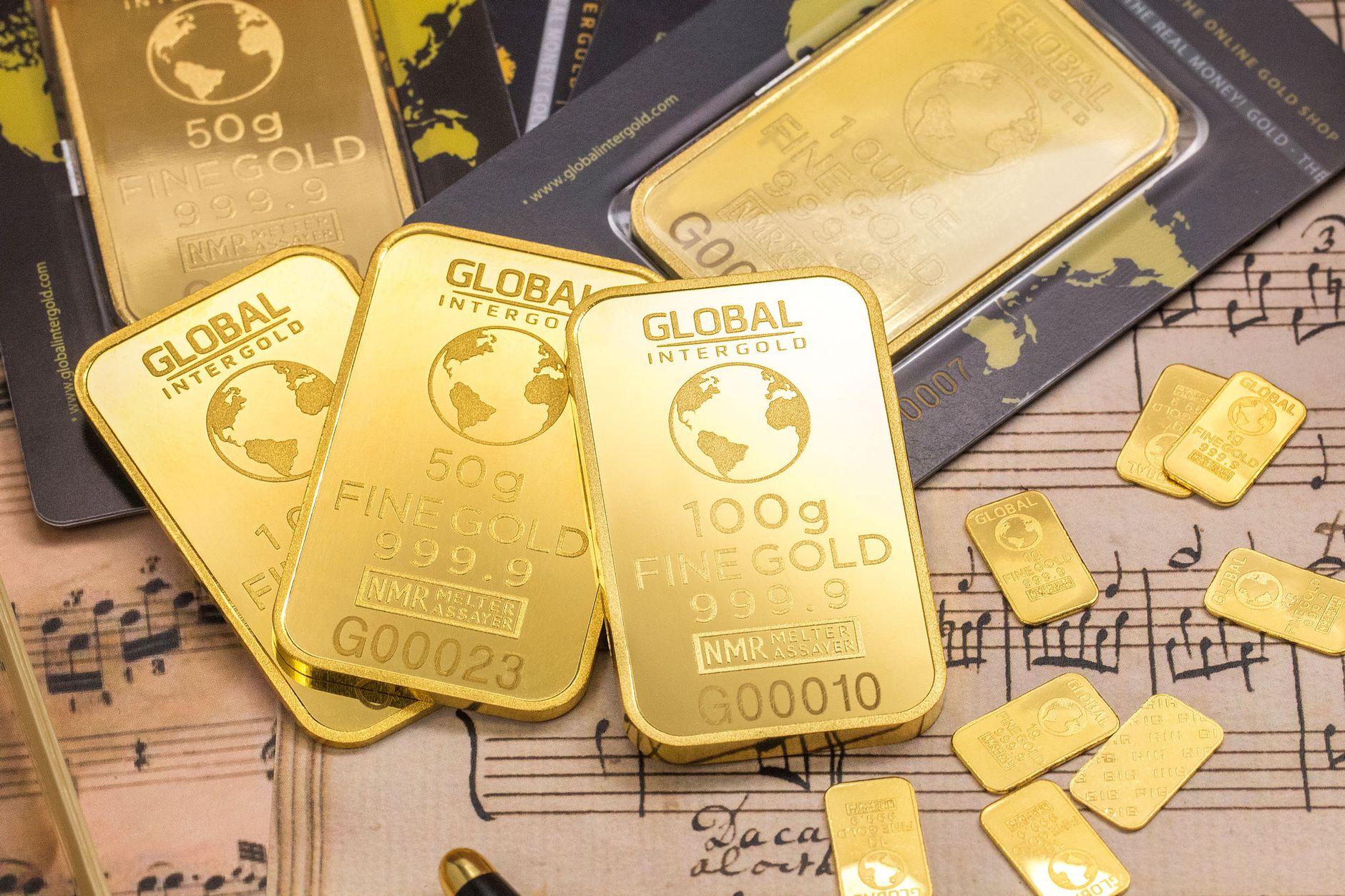 Un distrito financiero global con rascacielos y gente, simbolizando el impacto de las sanciones económicas.