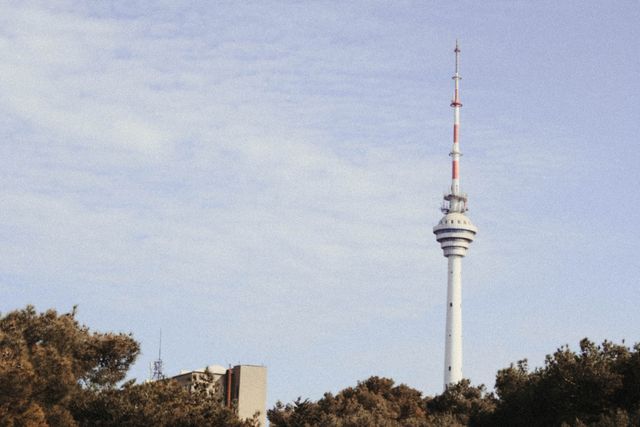 Una torre de transmisión de televisión digital con vistas a la Ciudad de Luxemburgo, simbolizando la transición tecnológica.