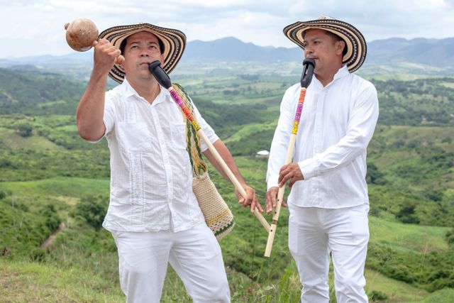 Una multitud animada baila y celebra en la plaza principal de Valledupar durante el Festival de la Leyenda Vallenata, con músicos tocando instrumentos tradicionales.