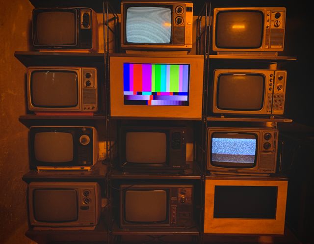 Un televisor vintage de los años 60 mostrando una escena de la serie original de Star Trek.