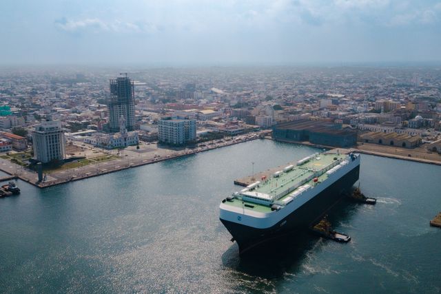 Contenedores siendo cargados en un puerto mexicano que representa el comercio internacional.