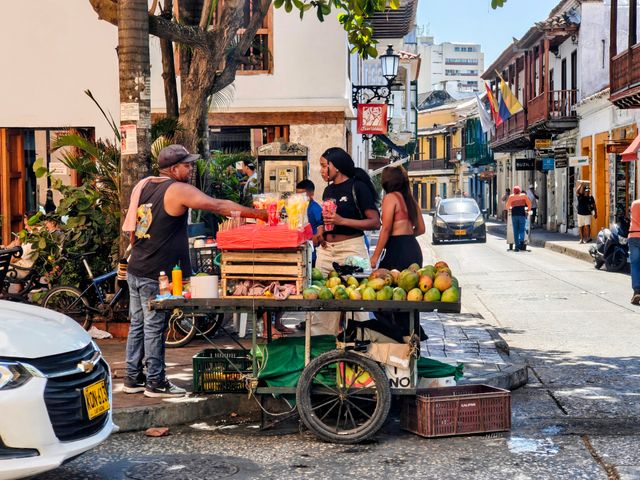 Puestos de mercado vibrantes con frutas y artesanías en Valledupar, Colombia.