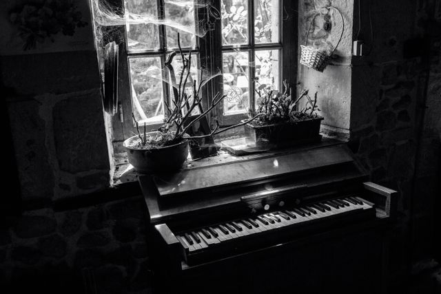 Un piano vertical antiguo en una habitación con luz tenue, evocando una fiesta casera de blues en Chicago.