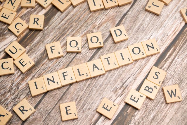 Gráficos financieros que muestran datos económicos y tendencias de inflación en una pantalla de computadora.