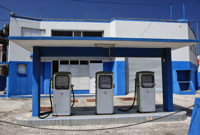 Conductores cubanos esperan en fila para repostar sus vehículos en una gasolinera en La Habana, Cuba.