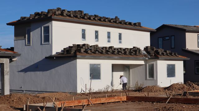 Trabajadores de la construcción en un techo, un ejemplo de trabajo físicamente exigente.