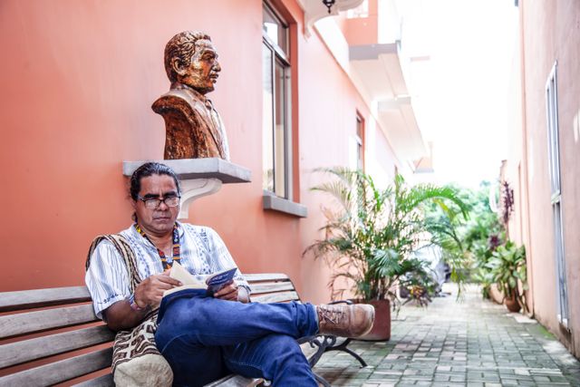 Retrato de Andrés Caicedo, un joven escritor colombiano, con una mirada intensa y pensativa.