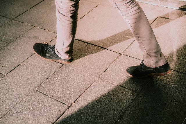 Una persona caminando con zapatillas inteligentes que analizan su marcha y generan energía.