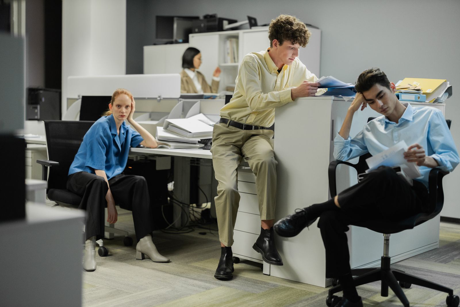 Personas trabajando en un espacio de oficina moderno, con luz natural, reflejando el ambiente del mercado laboral.