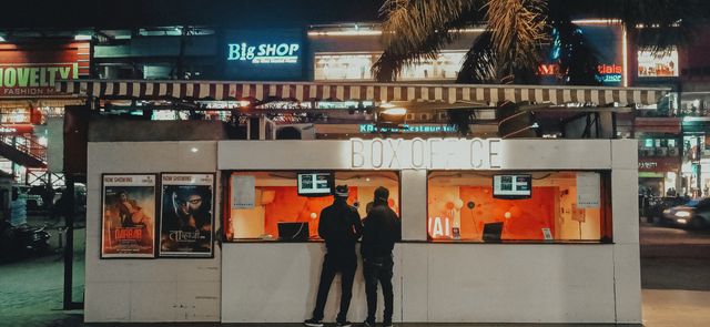 Un cartel de la película "The Social Reckoning" en un vestíbulo de cine con poca gente, que refleja su discreta taquilla.