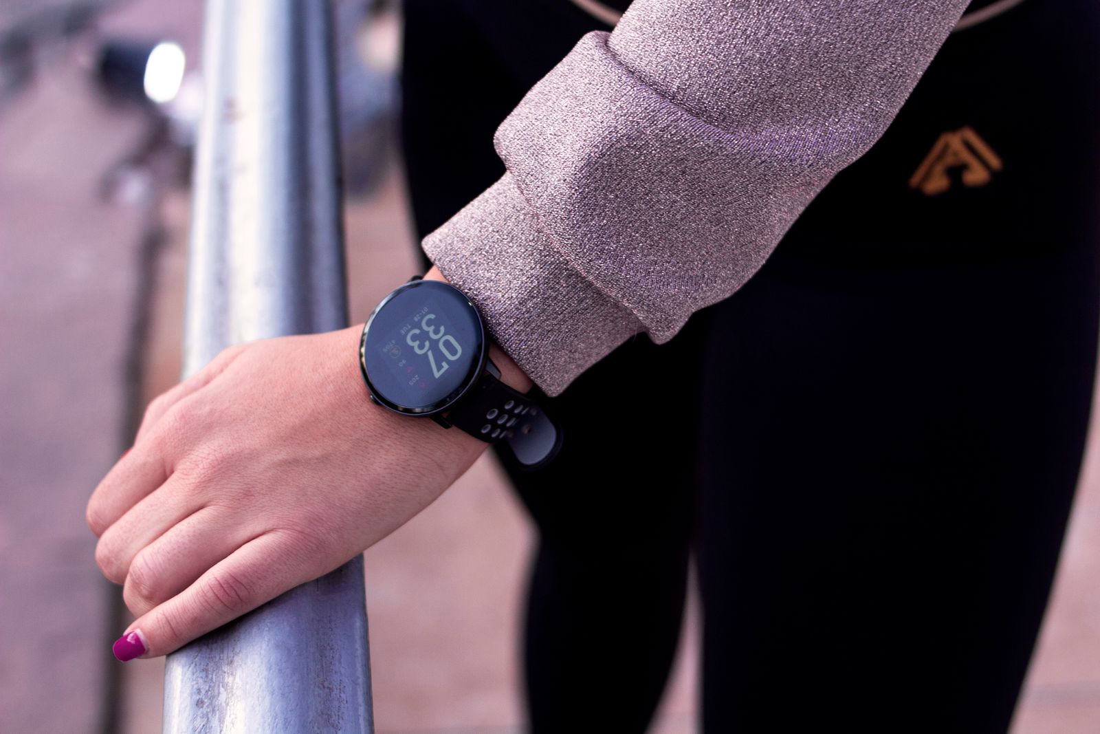 Una persona lleva puesto el nuevo Fitbit Edge en la muñeca, con la pantalla mostrando datos de salud al aire libre.