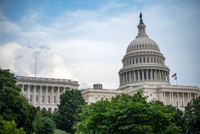 El Capitolio de los Estados Unidos, símbolo del poder legislativo federal, en un día soleado.