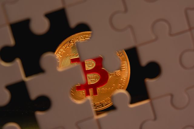 Un símbolo de Bitcoin con una figura sombría detrás, representando el anonimato de Satoshi Nakamoto.